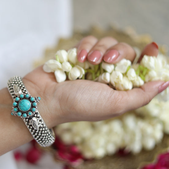 Nayra Timeless Phool Kada