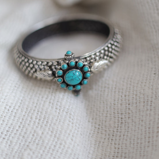 Nayra Timeless Phool Kada