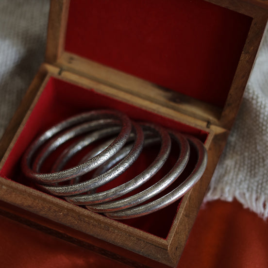 Nayantara Everyday Essential Kada with Embossed Motif