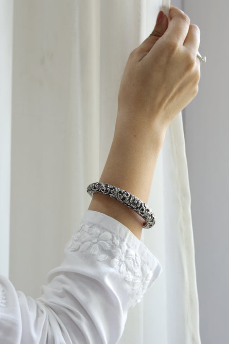 Nayantara Timeless Kada with Embossed Floral Motif